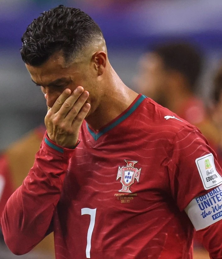 Hình ảnh Ronaldo xách vali về nước Hình ảnh Ronaldo xách vali về nước