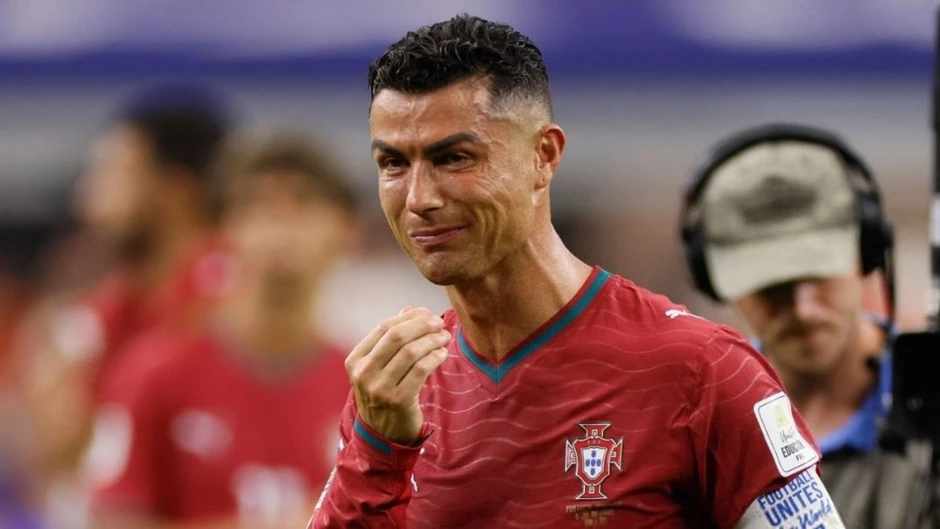 Hình ảnh Ronaldo xách vali về nước Hình ảnh Ronaldo xách vali về nước
