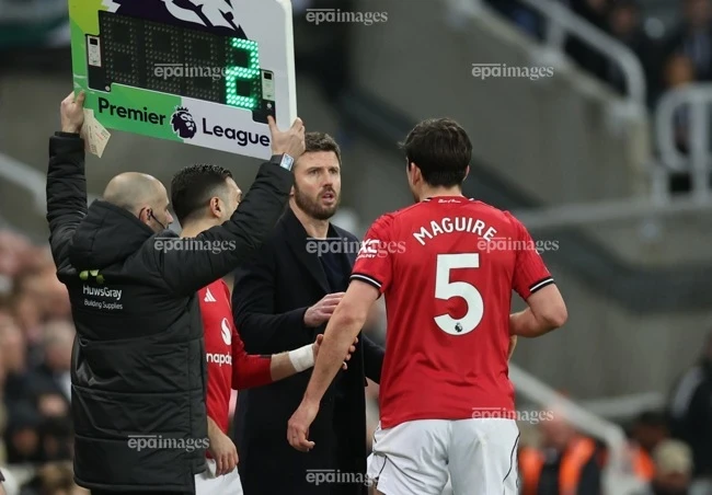 HLV Carrick nổi giận ở trận hòa đau đớn của Man United