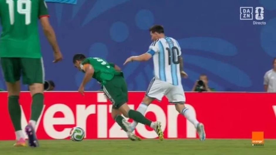 HLV của Nam Phi ghen tị với pha thoát thẻ đỏ của Messi - Báo TinVina HLV của Nam Phi ghen tị với pha thoát thẻ đỏ của Messi - Báo TinVina