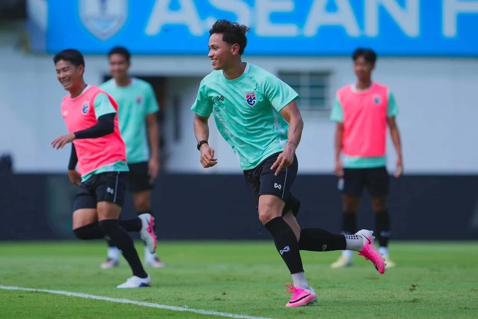 HLV đội tuyển Thái Lan đề cao Singapore trước bán kết ASEAN Cup - Báo TinVina