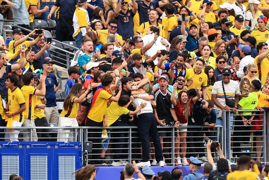 HLV Ecuador hóa thành "Người nhện" khi đội nhà lập chiến tích ở World Cup
