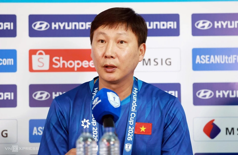 HLV Kim: 'Quang Hải đá cặp với Hoàng Đức ở tuyến giữa là điểm yếu' - Báo TinVina HLV Kim: 'Quang Hải đá cặp với Hoàng Đức ở tuyến giữa là điểm yếu' - Báo TinVina