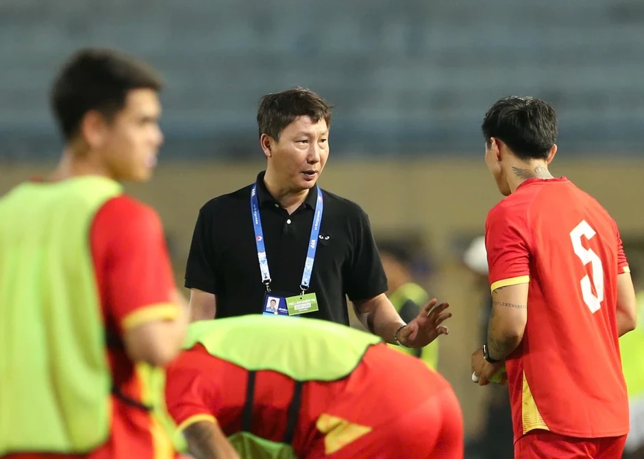 HLV Kim Sang-sik cảnh báo Nguyễn Xuân Son HLV Kim Sang-sik cảnh báo Nguyễn Xuân Son