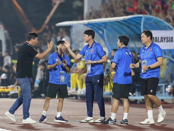 HLV Kim Sang Sik chia tay trợ lý số một ở tuyển Việt Nam HLV Kim Sang Sik chia tay trợ lý số một ở tuyển Việt Nam