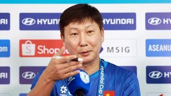 HLV Kim Sang-sik đáp trả cầu thủ Indonesia - Báo TinVina