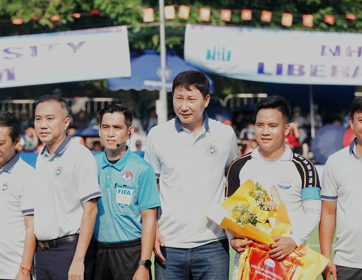 HLV Kim Sang Sik dự khán trận chung kết Giải bóng đá Thanh Niên sinh viên quốc tế HLV Kim Sang Sik dự khán trận chung kết Giải bóng đá Thanh Niên sinh viên quốc tế