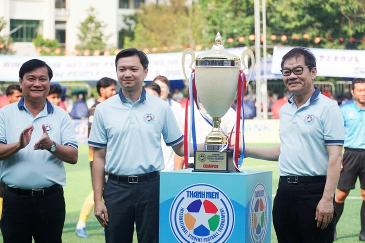 HLV Kim Sang Sik dự khán trận chung kết Giải bóng đá Thanh Niên sinh viên quốc tế HLV Kim Sang Sik dự khán trận chung kết Giải bóng đá Thanh Niên sinh viên quốc tế