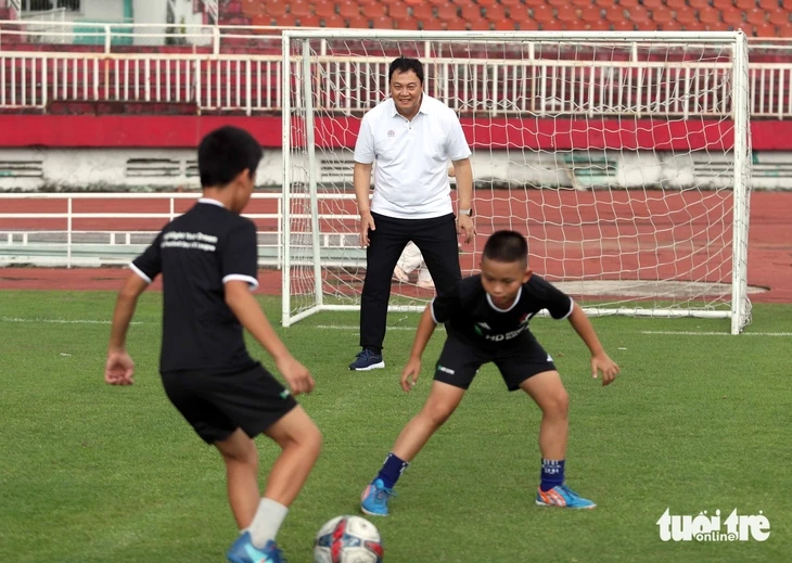 HLV Kim Sang Sik làm 'náo động' sân Thống Nhất