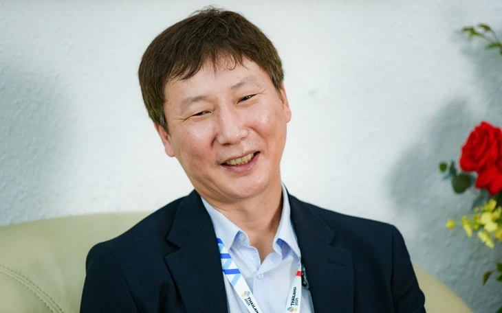 HLV Kim Sang Sik làm 'náo động' sân Thống Nhất