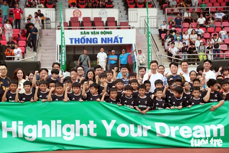 HLV Kim Sang Sik làm 'náo động' sân Thống Nhất