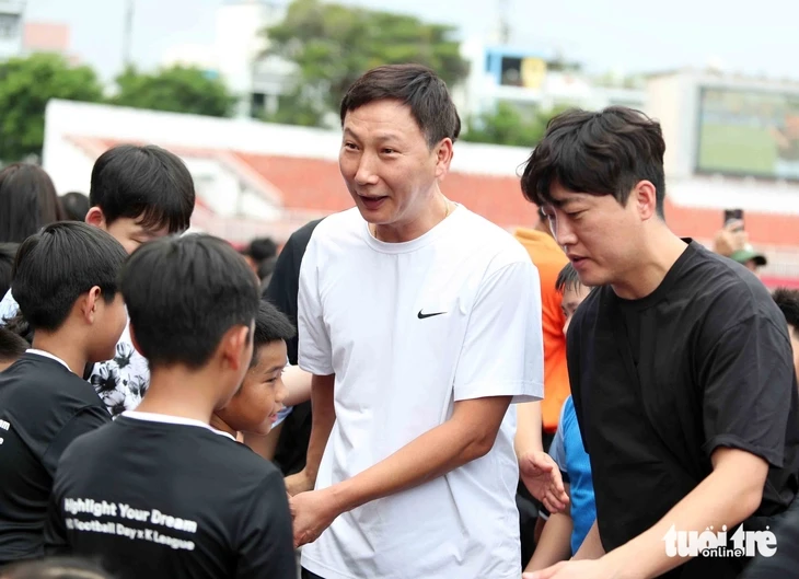 HLV Kim Sang Sik làm 'náo động' sân Thống Nhất