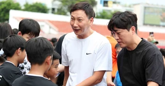 HLV Kim Sang Sik làm 'náo động' sân Thống Nhất