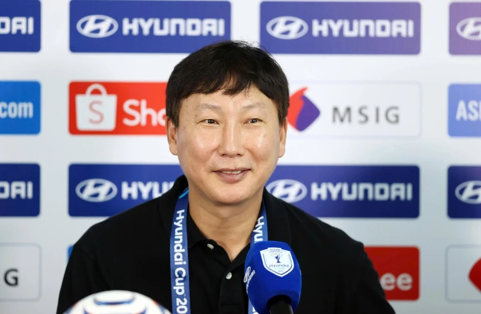 HLV Kim Sang-sik: 'Tôi sẽ vứt hết áo trắng trong tủ' - Báo TinVina