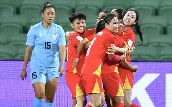 HLV Mai Đức Chung: 'Tuyển nữ Việt Nam thua vì nắng nóng và mất bình tĩnh' HLV Mai Đức Chung: 'Tuyển nữ Việt Nam thua vì nắng nóng và mất bình tĩnh'