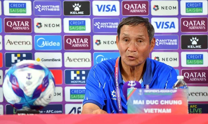HLV Mai Đức Chung: 'Tuyển nữ Việt Nam thua vì nắng nóng và mất bình tĩnh' HLV Mai Đức Chung: 'Tuyển nữ Việt Nam thua vì nắng nóng và mất bình tĩnh'