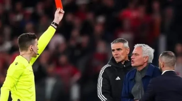 HLV Mourinho lĩnh thẻ đỏ, tố bị học trò cũ liên tục gọi “kẻ phản bội” HLV Mourinho lĩnh thẻ đỏ, tố bị học trò cũ liên tục gọi “kẻ phản bội”