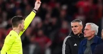 HLV Mourinho lĩnh thẻ đỏ, tố bị học trò cũ liên tục gọi “kẻ phản bội”