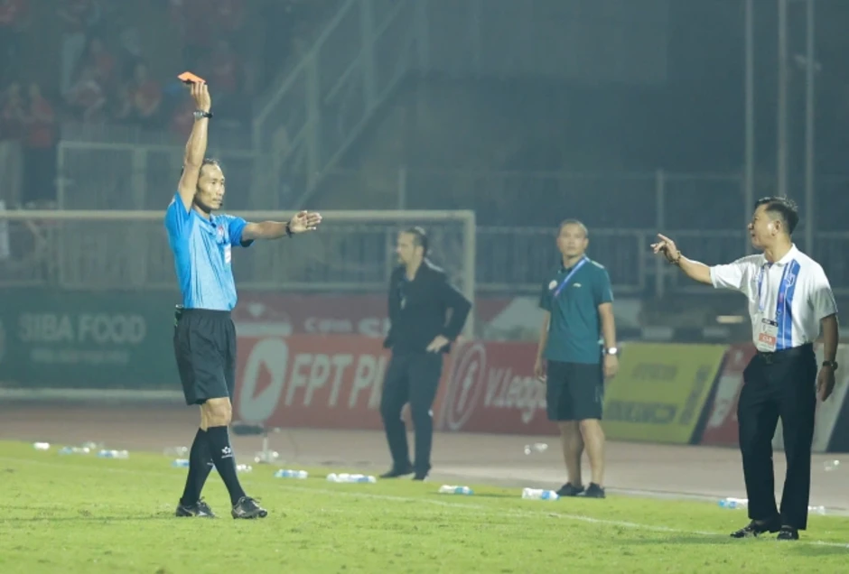 HLV Popov gọi trọng tài là ‘sát thủ chuyên nghiệp’ HLV Popov gọi trọng tài là ‘sát thủ chuyên nghiệp’