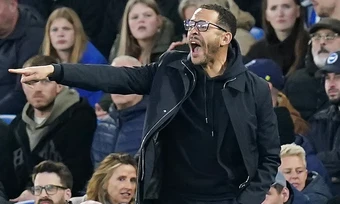 HLV Rosenior không còn bênh vực cầu thủ Chelsea - Báo TinVina