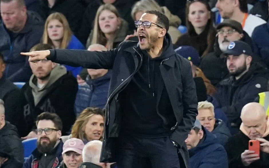 HLV Rosenior không còn bênh vực cầu thủ Chelsea - Báo TinVina