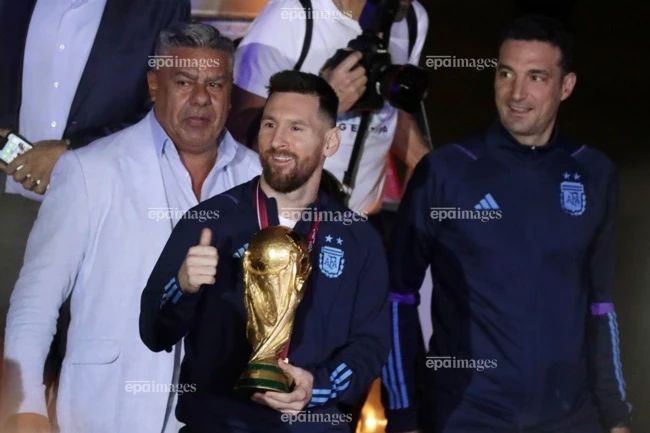 HLV Scaloni tiết lộ điều gây chấn động về Messi HLV Scaloni tiết lộ điều gây chấn động về Messi
