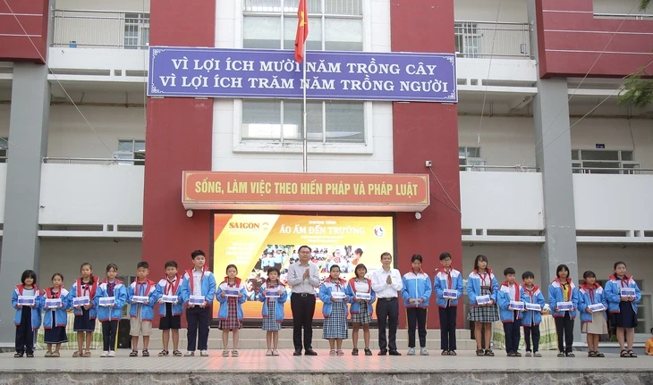 Hoàng Đức vắng mặt đột xuất, áo ấm vẫn đến trường
