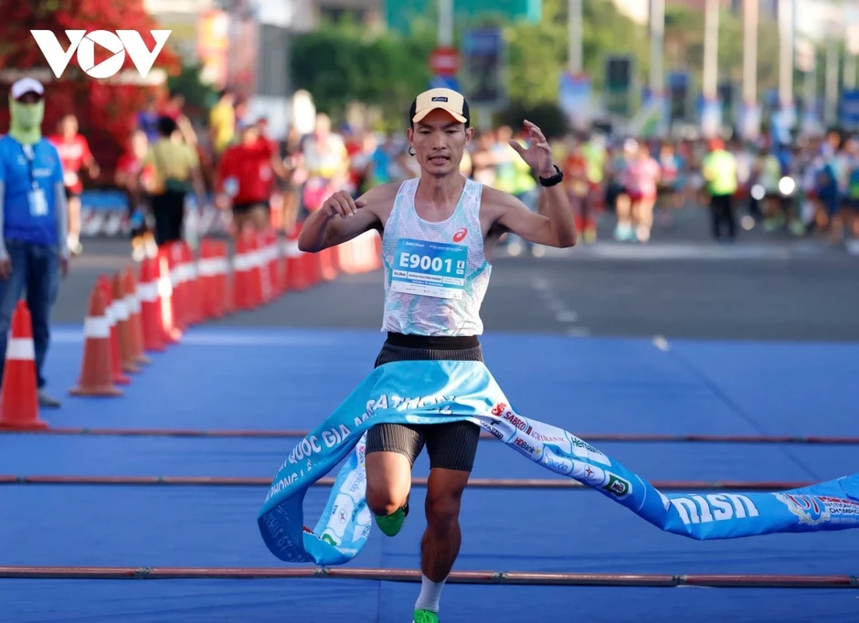 Hoàng Nguyên Thanh và Nguyễn Thị Oanh vô địch ở Tiền Phong Marathon 2026 Hoàng Nguyên Thanh và Nguyễn Thị Oanh vô địch ở Tiền Phong Marathon 2026