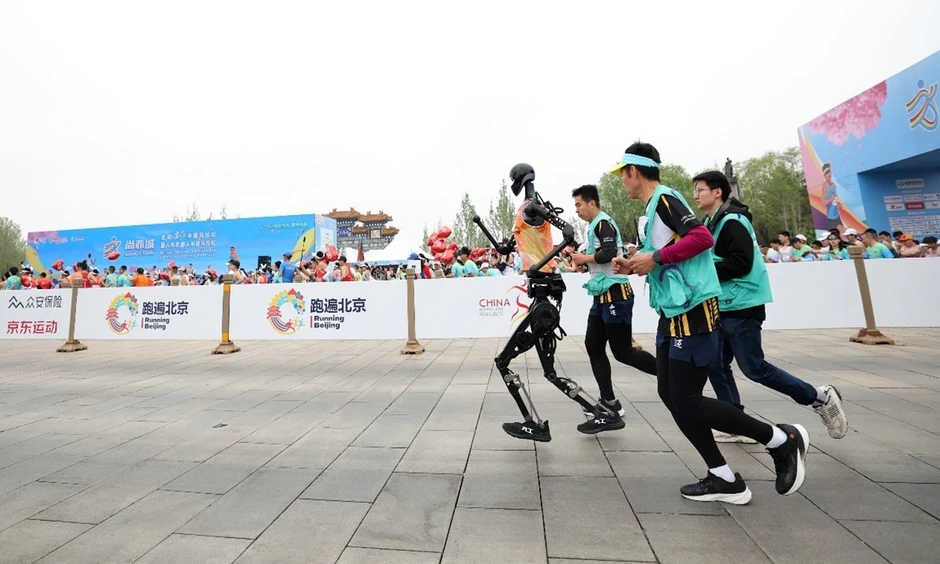 Hơn 300 robot tranh tài tại Giải chạy bán marathon robot hình người Bắc Kinh 2026 Hơn 300 robot tranh tài tại Giải chạy bán marathon robot hình người Bắc Kinh 2026