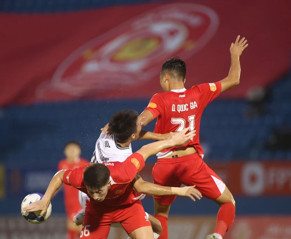 Hỗn loạn cuộc đua sinh tồn ở V-League Hỗn loạn cuộc đua sinh tồn ở V-League
