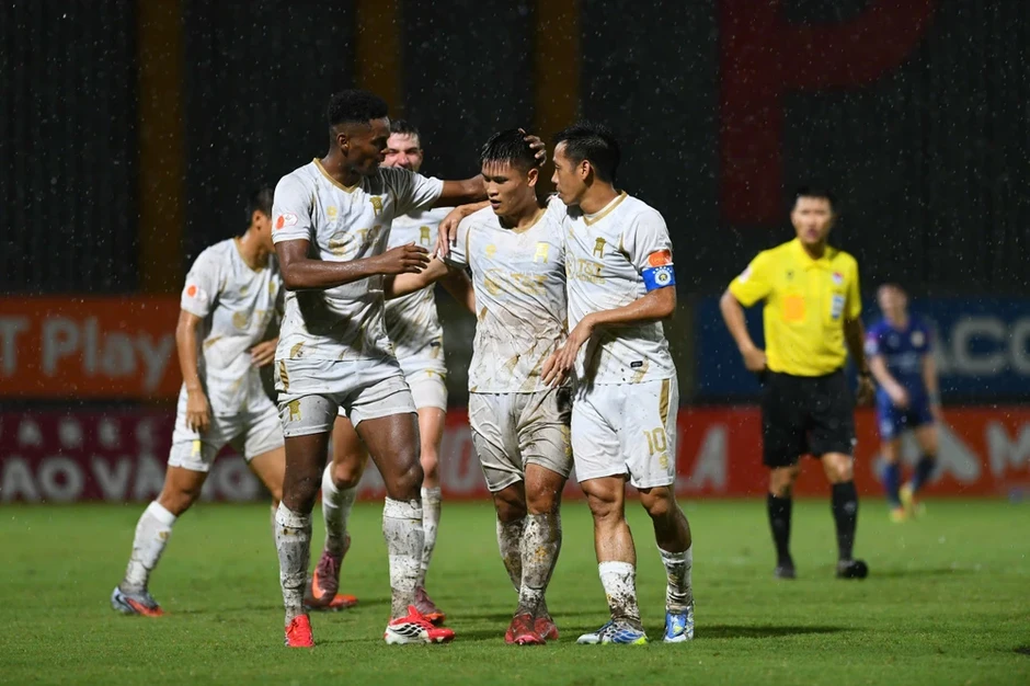 Hỗn loạn cuộc đua sinh tồn ở V-League Hỗn loạn cuộc đua sinh tồn ở V-League