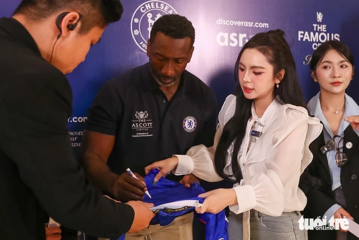 Huyền thoại Chelsea đến Việt Nam, đưa lời khuyên cho các tiền đạo Huyền thoại Chelsea đến Việt Nam, đưa lời khuyên cho các tiền đạo