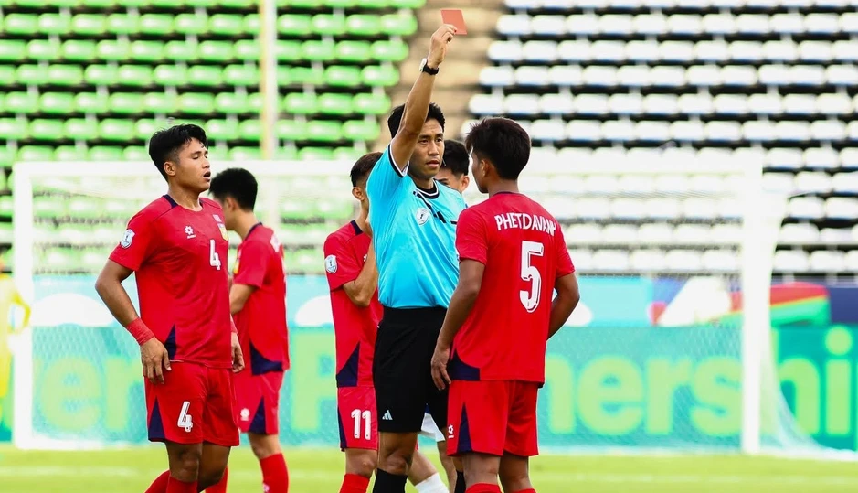 Hy hữu ở ASEAN Cup 2026: Cầu thủ Lào đá 2 trận nhận 2 thẻ đỏ Hy hữu ở ASEAN Cup 2026: Cầu thủ Lào đá 2 trận nhận 2 thẻ đỏ