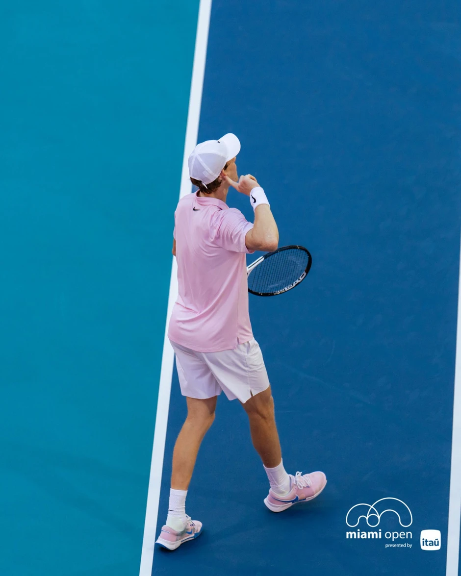 Jannik Sinner vào bán kết Miami Open sau trận đấu căng thẳng Jannik Sinner vào bán kết Miami Open sau trận đấu căng thẳng