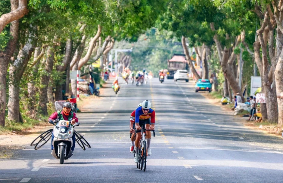 Janssen thắng khôn ngoan, TP.HCM Vinama vững vàng trước bão chiến thuật