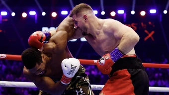 Joshua bị đánh ngã sau 20 giây vẫn thắng knock-out