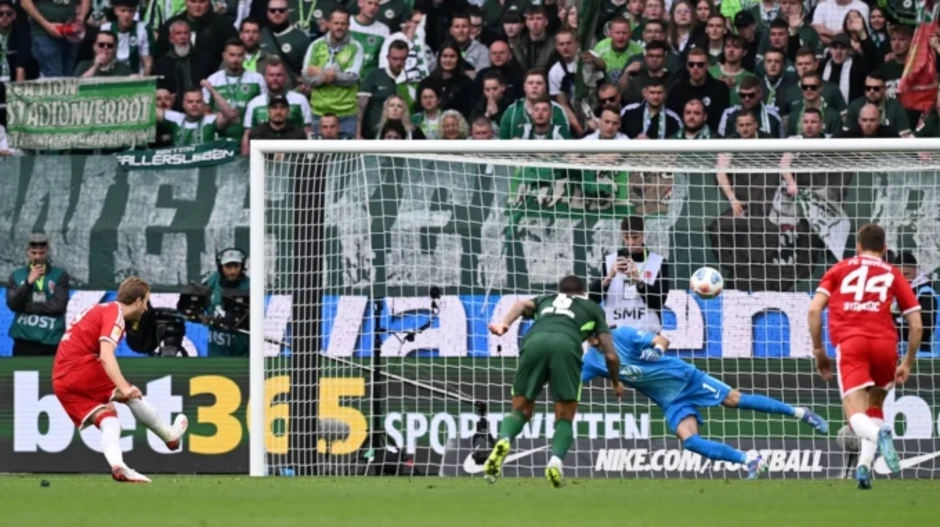Kane hỏng phạt đền vì chiêu trò của đối thủ ở Bundesliga Kane hỏng phạt đền vì chiêu trò của đối thủ ở Bundesliga