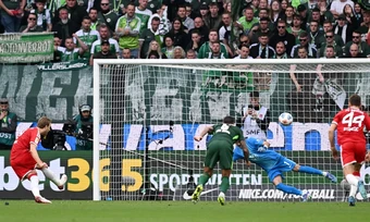 Kane hỏng phạt đền vì chiêu trò của đối thủ ở Bundesliga