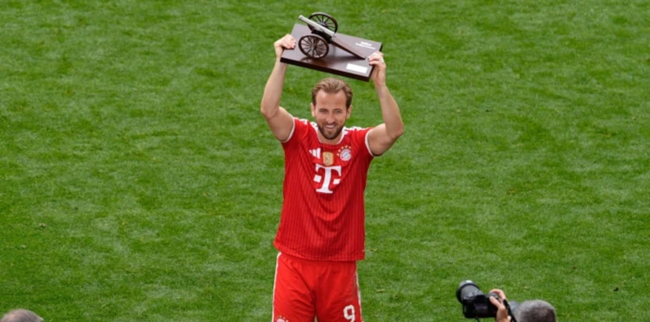 Kane lập hat-trick Vua phá lưới Bundesliga Kane lập hat-trick Vua phá lưới Bundesliga