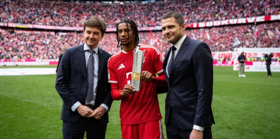 Kane lập hat-trick Vua phá lưới Bundesliga Kane lập hat-trick Vua phá lưới Bundesliga