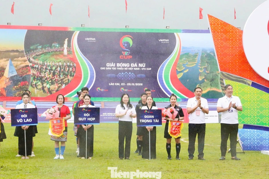 Khai hội bóng đá nữ dân tộc thiểu số, cầu thủ mặc váy áo truyền thống của dân tộc mình Khai hội bóng đá nữ dân tộc thiểu số, cầu thủ mặc váy áo truyền thống của dân tộc mình