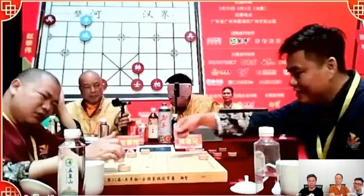 Khi 6 kỳ thủ bậc nhất cờ tướng Trung Quốc 'ngồi học hỏi' trận thi của Lại Lý Huynh Việt Nam Khi 6 kỳ thủ bậc nhất cờ tướng Trung Quốc 'ngồi học hỏi' trận thi của Lại Lý Huynh Việt Nam