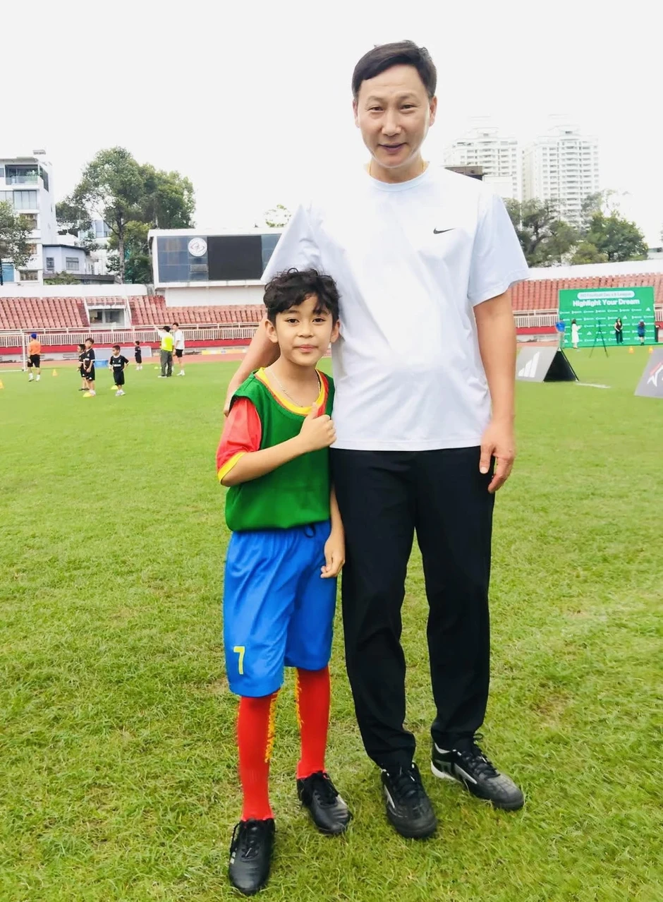 Khoảnh khắc trong mơ: Fan nhí không dám rửa tay sau khi bắt tay HLV Kim Sang-sik Khoảnh khắc trong mơ: Fan nhí không dám rửa tay sau khi bắt tay HLV Kim Sang-sik