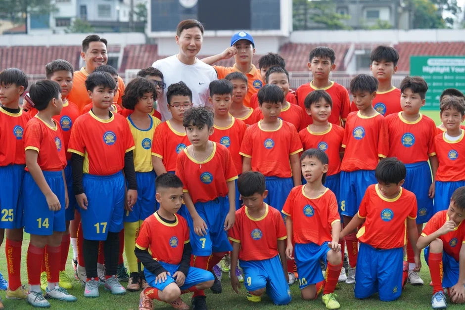 Khoảnh khắc trong mơ: Fan nhí không dám rửa tay sau khi bắt tay HLV Kim Sang-sik Khoảnh khắc trong mơ: Fan nhí không dám rửa tay sau khi bắt tay HLV Kim Sang-sik