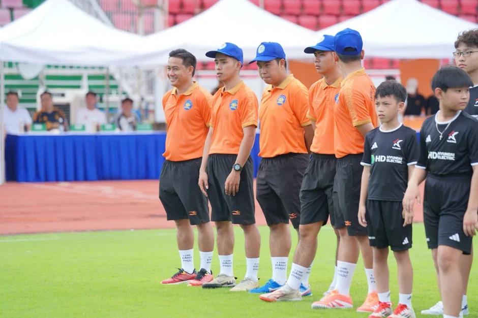 Khoảnh khắc trong mơ: Fan nhí không dám rửa tay sau khi bắt tay HLV Kim Sang-sik Khoảnh khắc trong mơ: Fan nhí không dám rửa tay sau khi bắt tay HLV Kim Sang-sik