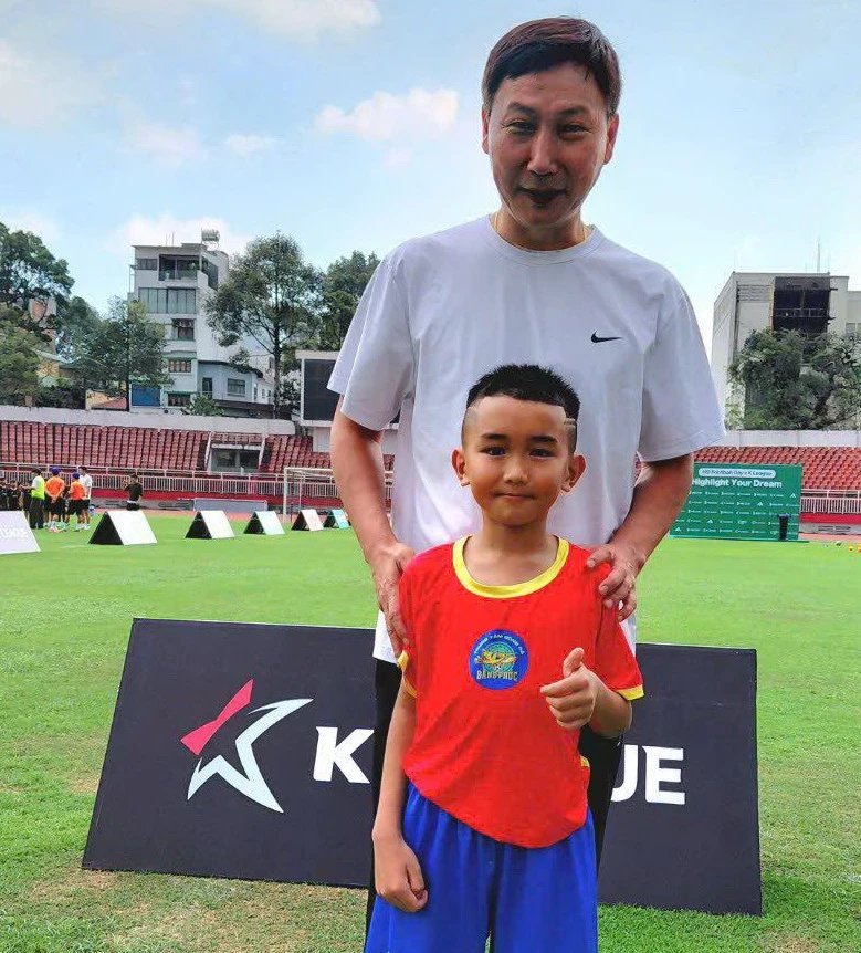 Khoảnh khắc trong mơ: Fan nhí không dám rửa tay sau khi bắt tay HLV Kim Sang-sik Khoảnh khắc trong mơ: Fan nhí không dám rửa tay sau khi bắt tay HLV Kim Sang-sik