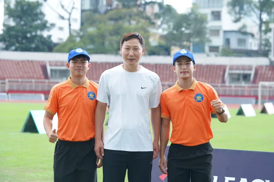 Khoảnh khắc trong mơ: Fan nhí không dám rửa tay sau khi bắt tay HLV Kim Sang-sik Khoảnh khắc trong mơ: Fan nhí không dám rửa tay sau khi bắt tay HLV Kim Sang-sik