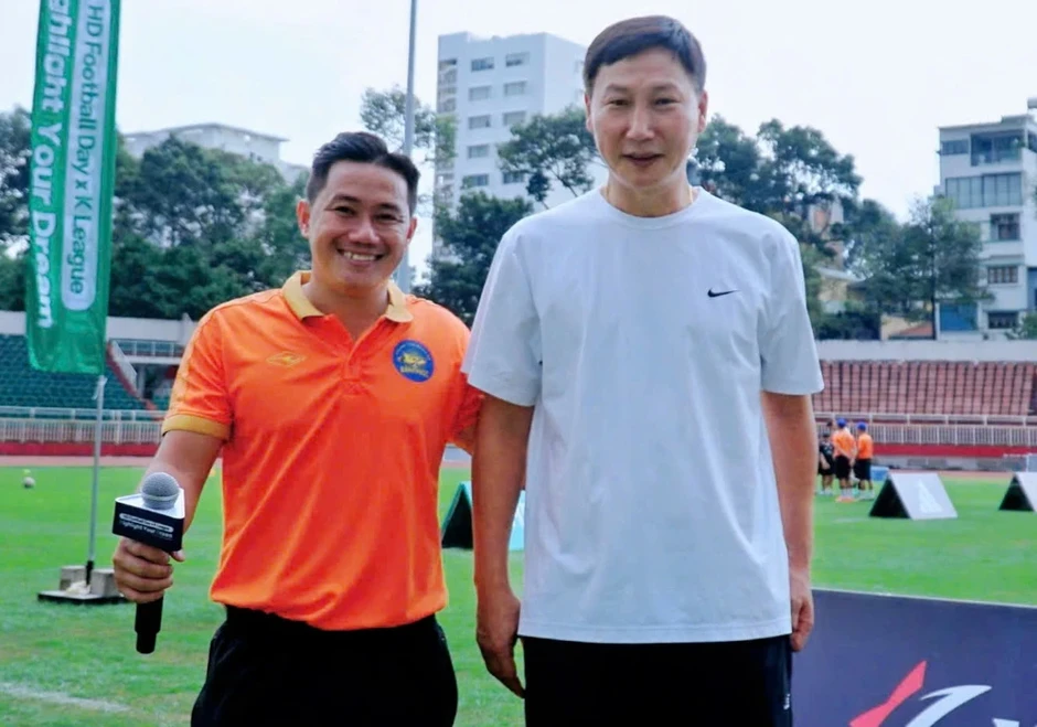 Khoảnh khắc trong mơ: Fan nhí không dám rửa tay sau khi bắt tay HLV Kim Sang-sik Khoảnh khắc trong mơ: Fan nhí không dám rửa tay sau khi bắt tay HLV Kim Sang-sik