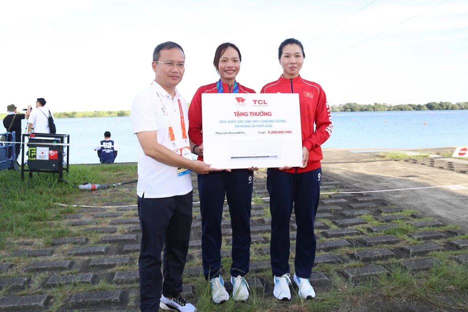 Kiệt sức giành HCĐ, VĐV Rowing Việt Nam lên cáng cứu thương ở Asiad Kiệt sức giành HCĐ, VĐV Rowing Việt Nam lên cáng cứu thương ở Asiad