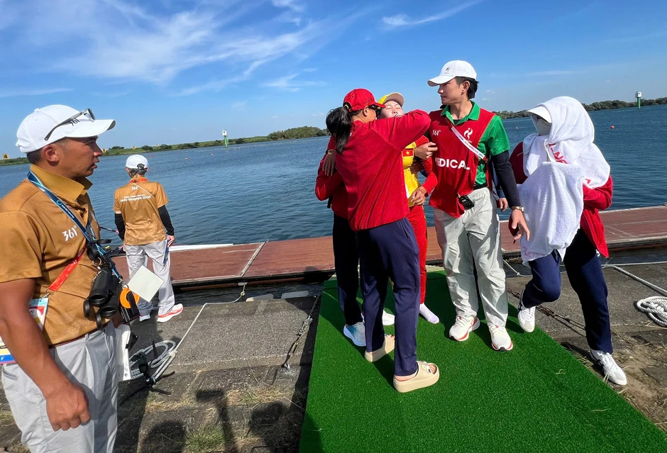 Kiệt sức giành HCĐ, VĐV Rowing Việt Nam lên cáng cứu thương ở Asiad Kiệt sức giành HCĐ, VĐV Rowing Việt Nam lên cáng cứu thương ở Asiad